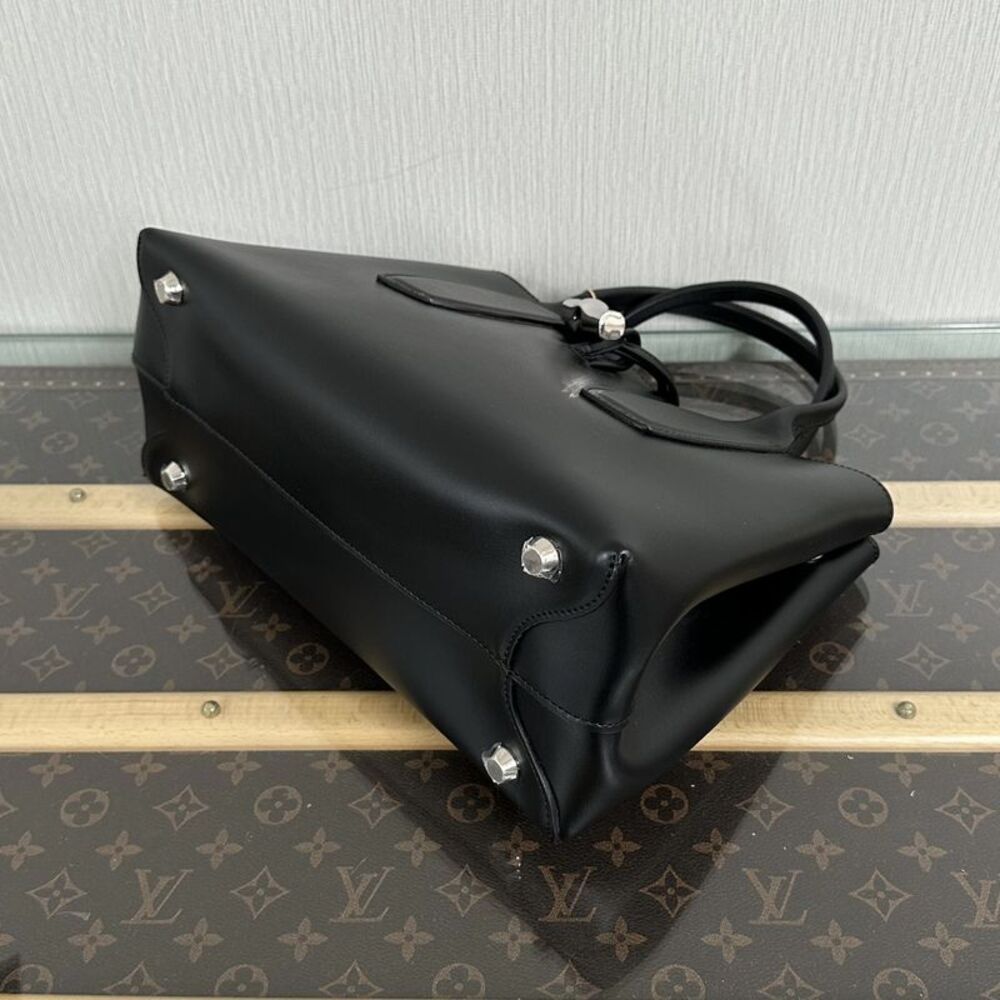 Longchamp Women Pre-Loved Bag Very Good Condition View 4